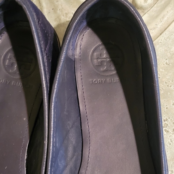 Tory Burch Quilted Leather Logo Flats #127 - Picture 9 of 14
